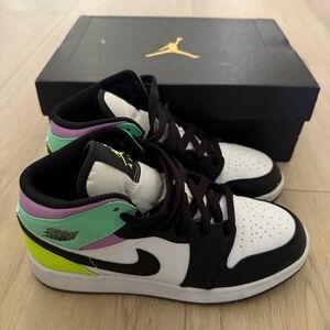 Air Jordan 1 MID US size 7, UK size 5, EUR 38